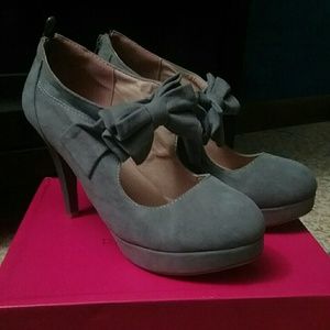 Grey 4.5 inch heels with a bow